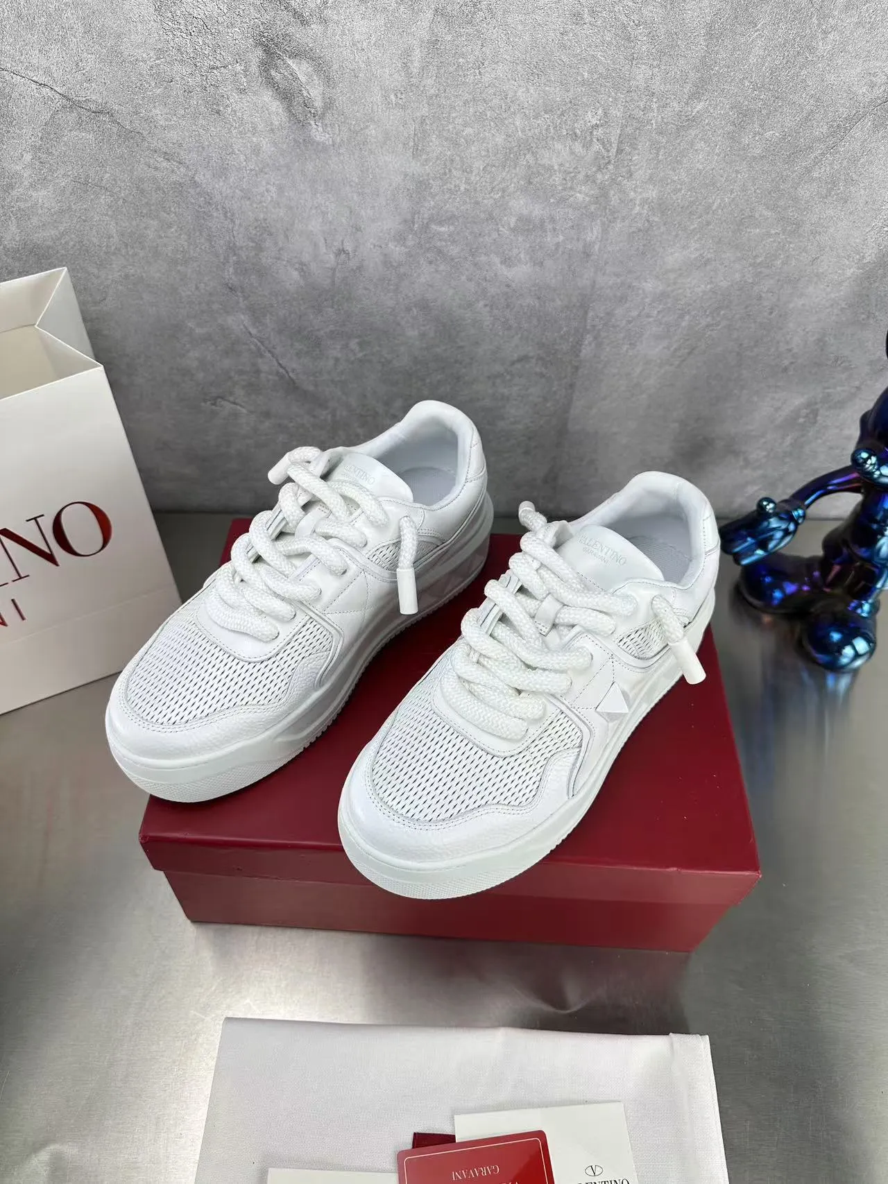👟👟Ex-factory price 640👟👟 🔺Valentino🔺Valentino new casual shoes 2023 latest model hot style for catwalk couples, thick shoelaces, the same style as Elsa Hosk, Zhang Yixing, Guan Xiaotong and many other stars 🔥 Top version + lasting process, full oil edge on the upper. Fabric: Customized cowhide + cowhide lining with breathable mesh. Outsole: original molded TPU thickened outsole. Size for women is 35-40. Men’s size is 39-45.